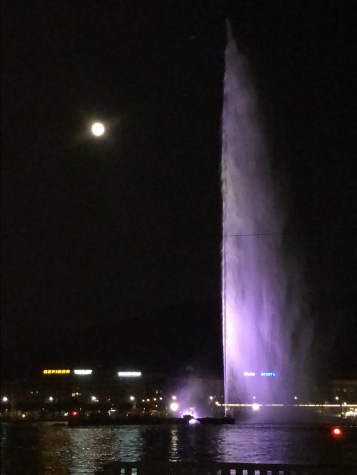 Moonrise and lake water shows in Geneva August 2019